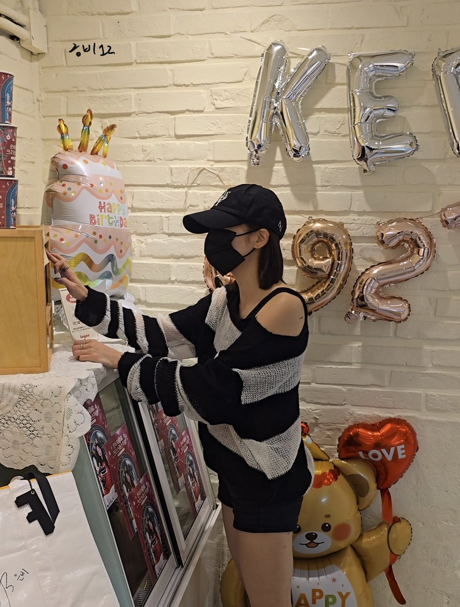 비가 엄청 많이 오고있네요.오늘 은비생일카페 마지막날입니다.
오늘도 오전 10시 30분 부터 오픈합니다.