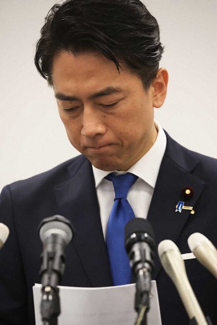 tanakaseiji15's tweet photo. 【悲報】
総裁選！小泉進次郎！
木原誠二の書いたカンペを読んでいるだけだった！

やっぱりな！
小泉進次郎は終わってる！
#小泉進次郎は政治家失格 https://t.co/7E5Phy3zgO
