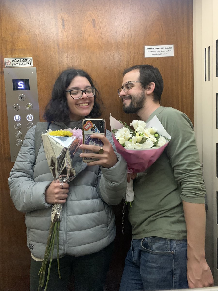 La experiencia de regalarse mutuamente flores con tu pareja recomiendo no saltearsela 🥰