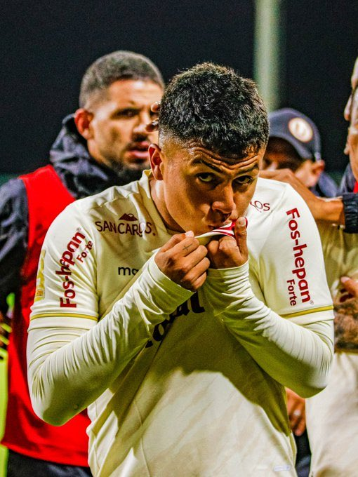 🎩 No es por exagerar pero la temporada de Jairo Concha 🇵🇪 es DESCOMUNAL.

Si no es el mejor jugador de la U, pega en el palo. ✨