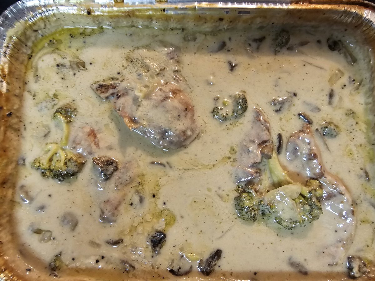 Smoked Pork Chops in mushroom, onion, broccoli..
#SmokinMonkey
#MonkeysMenu