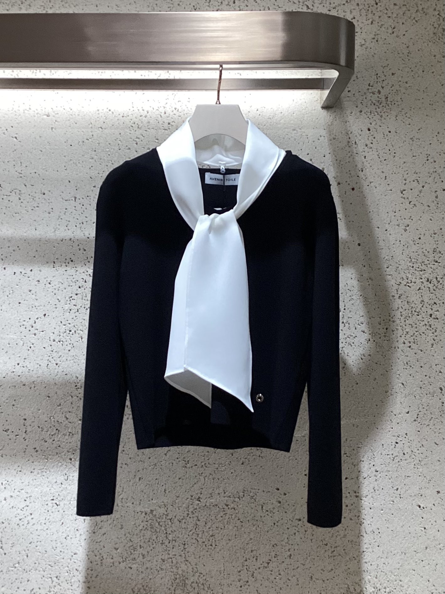 ☆新品タグ付☆64900円☆アベニールエトワール☆フリルコート☆黒☆ ☆新品タグ付☆64900円☆アベニールエトワール☆フリルコート