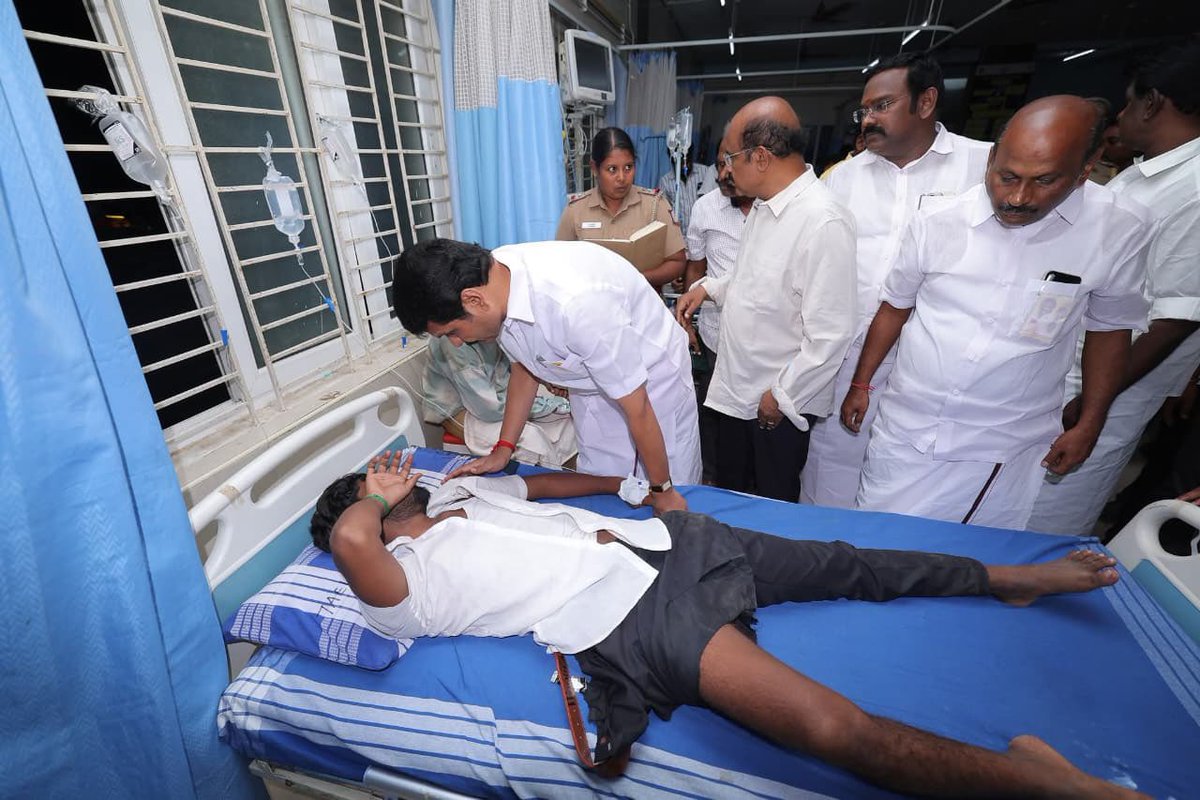 DMKITWinRanipet's tweet photo. கரூர் விஜய் பரப்புரையில் ஏற்பட்ட கூட்ட நெரிசலில் சிக்கி சிகிச்சை பெற்று வருவோரை சந்தித்து ஆறுதல் தெரிவித்தார் மாண்புமிகு தமிழ்நாடு முதலமைச்சர் M. K. Stalin அவர்கள்..🥹

Where are you Sadist Actor Vijay 😠

#TVKVijayStampede #KarurStampede https://t.co/eRlZzn12aR