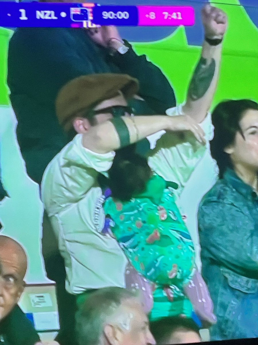 Alguien que le diga a este imbécil que los bebés deben de estar acostados temprano, sin bulla y abrigados. Nefasto como presidente, peor como padre.

#MundialSub20