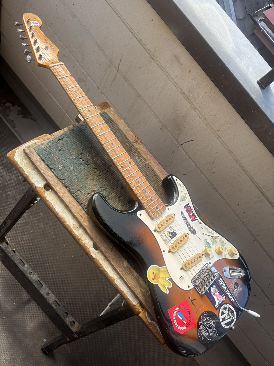 リフレット、スイッチ交換など…

完成🎸