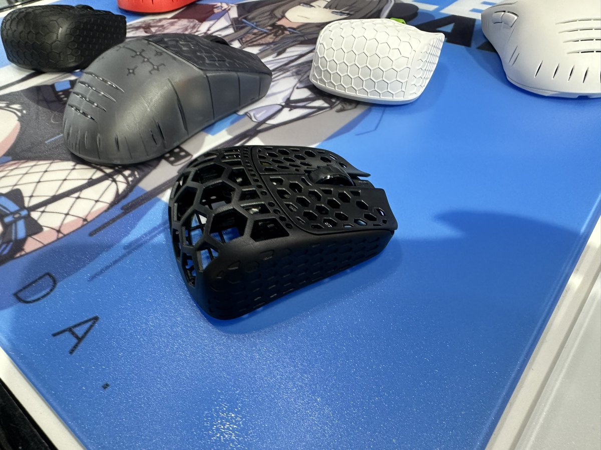 Kei0hirune's tweet image. マウスパッドもカワイイ！
あとこんなに小さいマウス初めてみた！！思ったより持ちやすくて驚いた！！

#Rabbit0