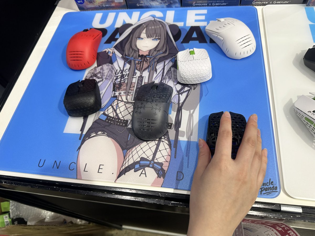 Kei0hirune's tweet image. マウスパッドもカワイイ！
あとこんなに小さいマウス初めてみた！！思ったより持ちやすくて驚いた！！

#Rabbit0