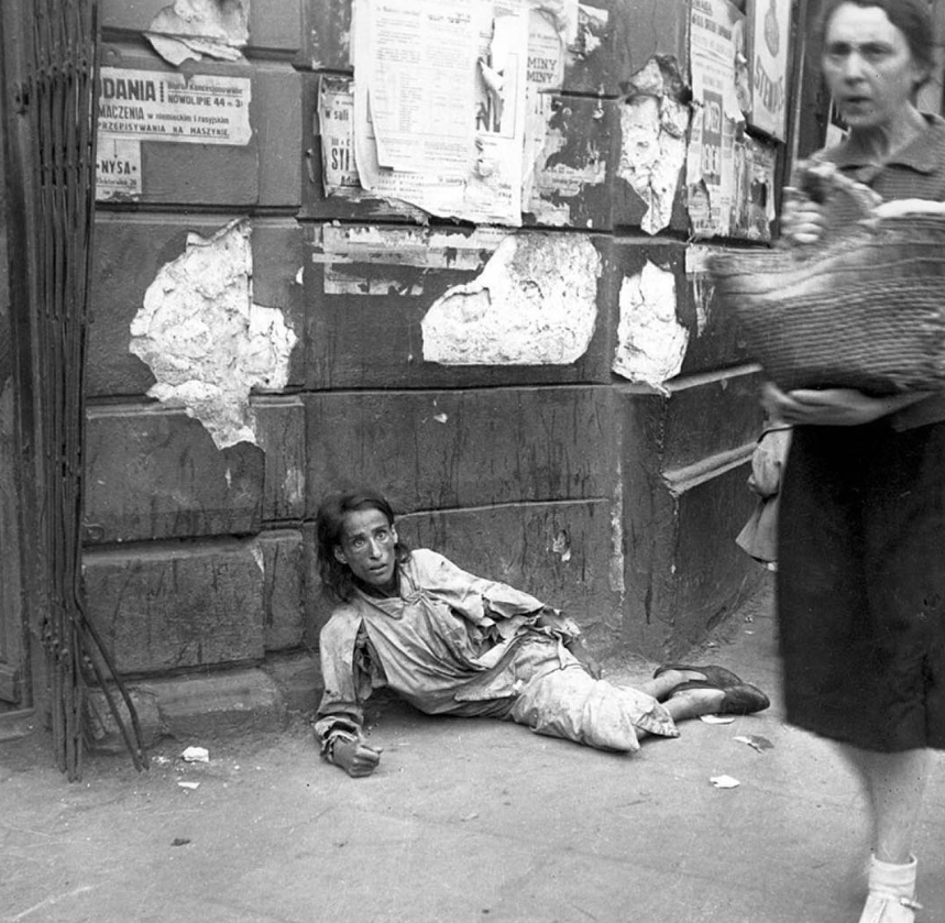 FotosDeFatos's tweet photo. Um fotógrafo e soldado alemão registrou esta cena uma mulher deitada no Gueto da Varsóvia, morrendo de fome, 1941. ©Hein Joest https://t.co/7EwMCmVgZy