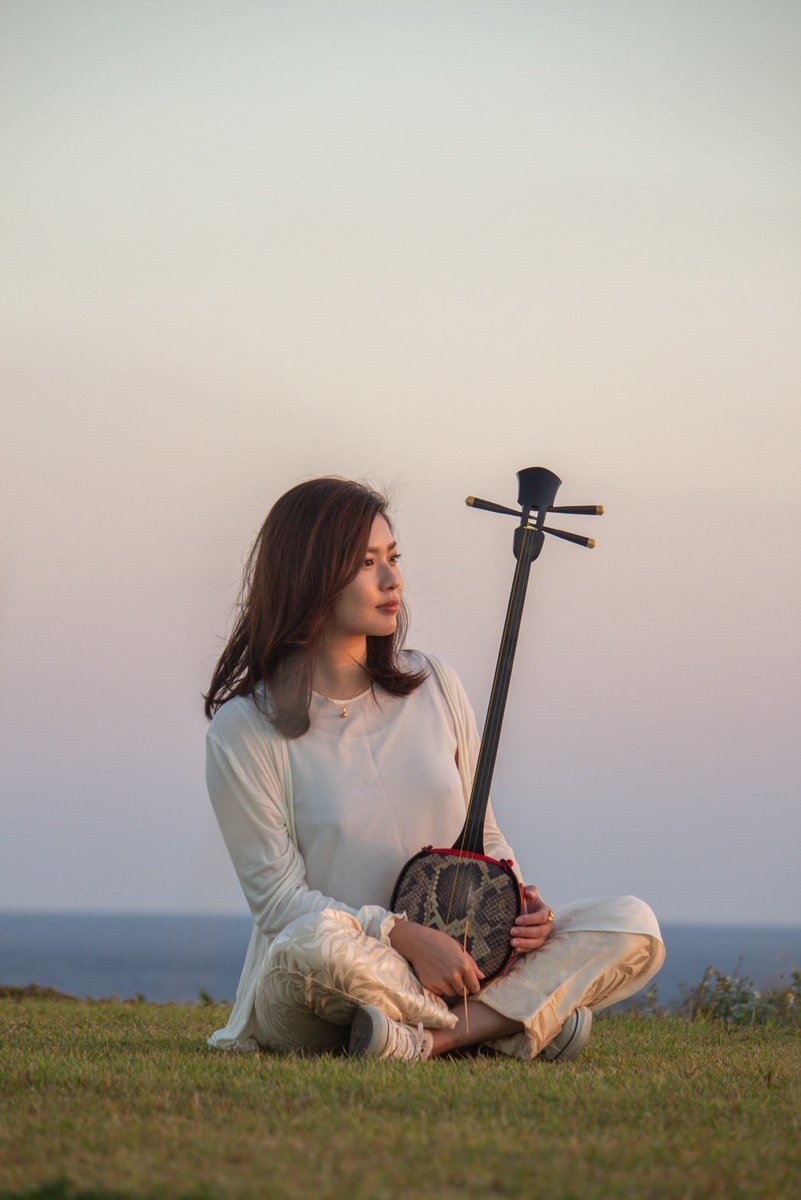 今年の島唄を担当するのは、第1回目から出演してる『平田まりな』さんです〜🎵実行委員の中でも最年少？なので実行委員会の中でも「まりな！まりな〜」って可愛がられていますw
いつもはお茶目なまりなですが、唄い始めたら会場が一瞬にしてピリッと。今年もまりなのかさん唄を聴きに来ちくりんしょれ