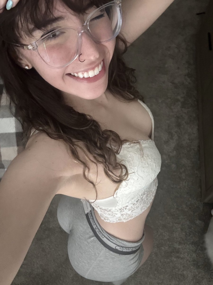 lushcatlyn's tweet image. ❤️ or say hey if you’d like me to message you