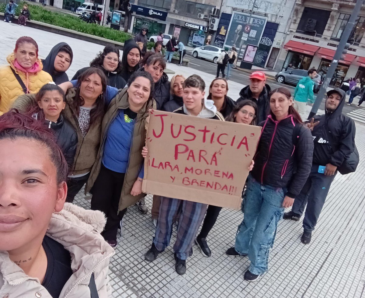 fplealtad's tweet photo. #NiUnaMenos. Justicia por Lara, Brenda y Morena. 

Estuvimos presentes en Plaza de Mayo para exigir justicia por Brenda, Morena y Lara. 

El narcotráfico mata. Es un triple femicidio.

@MOVIMIENTODAF @patriaeselotrok @CM_Lealtad https://t.co/P2sdUvwLq8