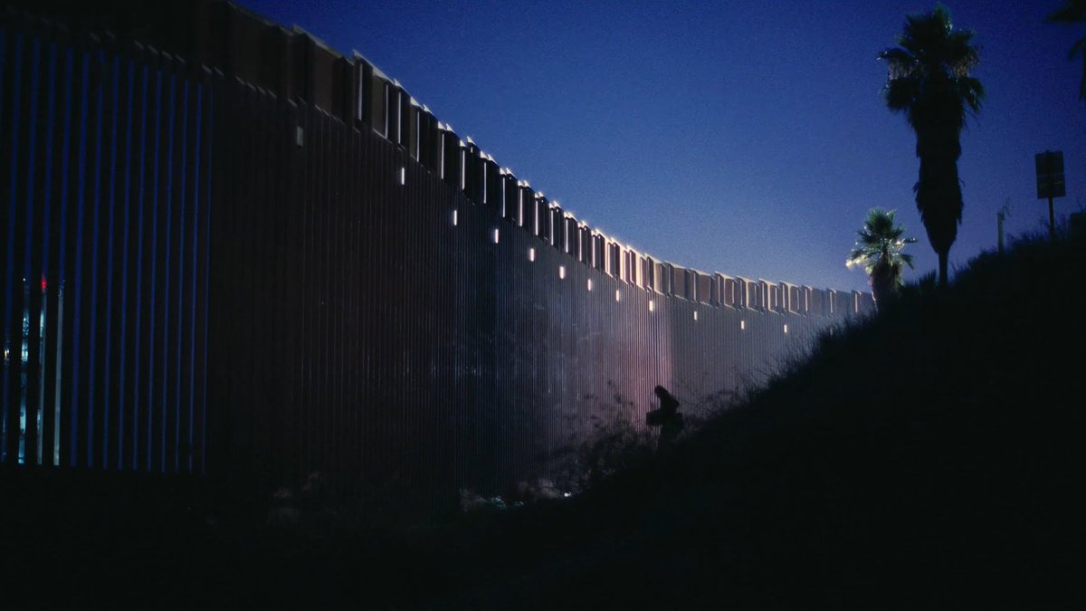 pauloscorsa's tweet image. UMA BATALHA APÓS A OUTRA, um filme reflexo de seu tempo, mais atual e geracional impossível. Sobre as batalhas que herdamos. Político, pulsante, frenético, PTA realiza um filme áspero na superfície, mas tão profundo de amor e ideais em suas camadas. Desde já um clássico moderno!