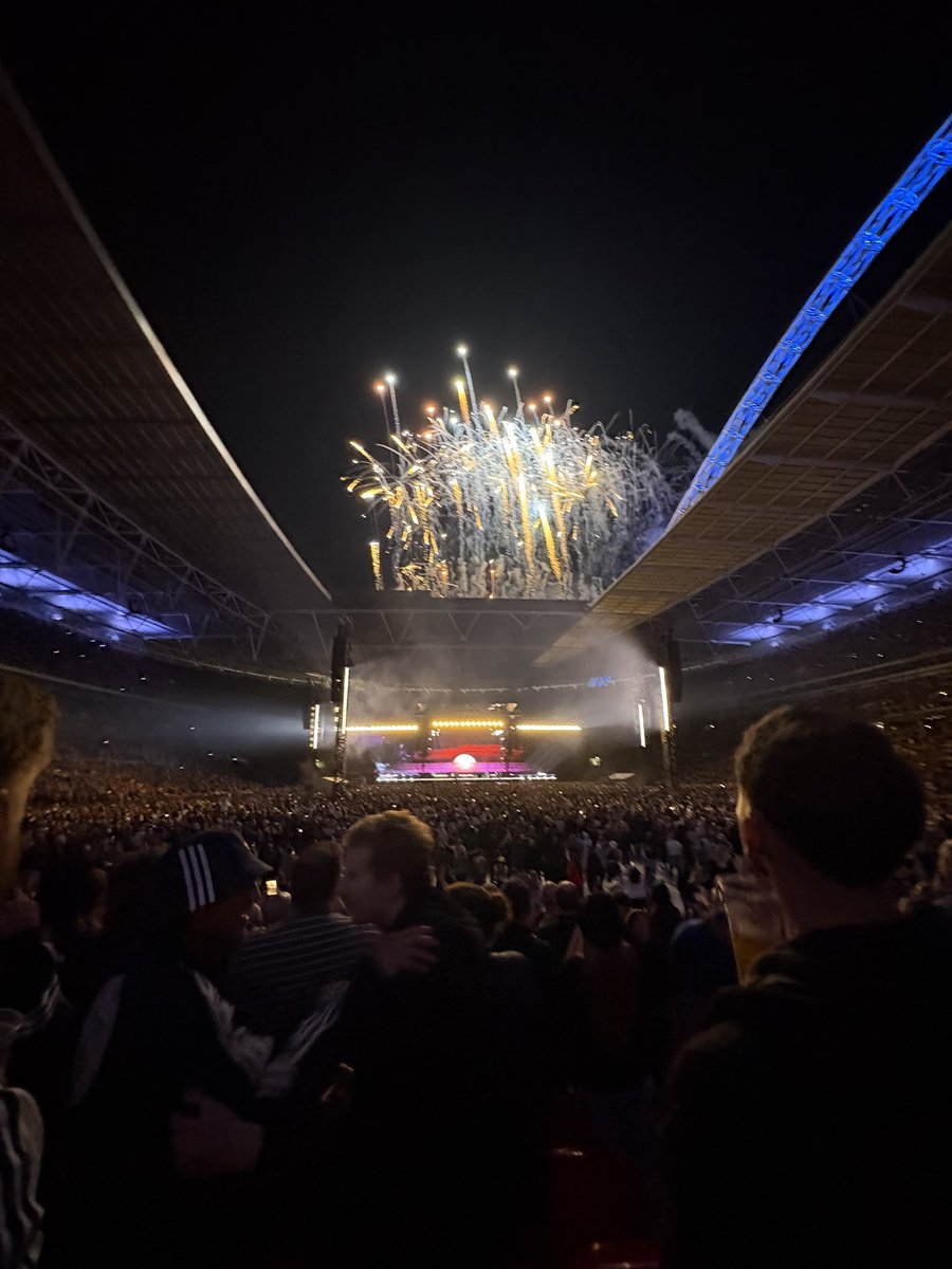 bedbox's tweet image. Oasis.  Wembley . See ya next year, said @liamgallagher 
Biblical