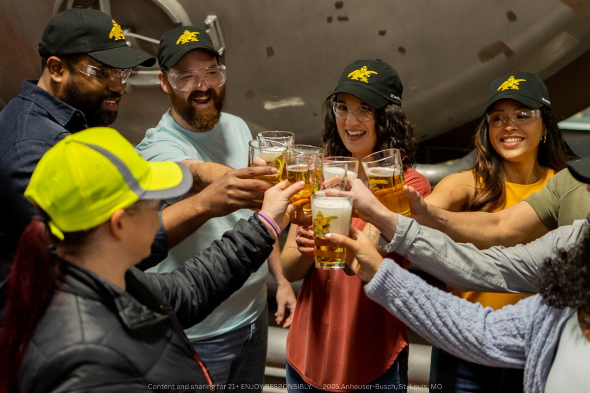 HomeOfBud's tweet image. Today is #NationalDrinkABeerDay, so why not spend it drinking the freshest beer in St. Louis? 
Book your Finisher Tour today: ms.spr.ly/6013ssEvW