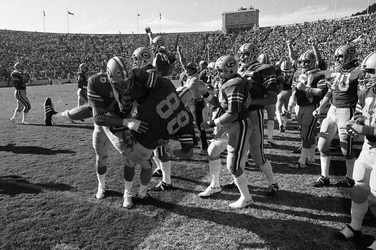 sfchronicle's tweet photo. No team in the history of college football has had a more balanced offense than the 1975 California Golden Bears. That team will have a 50-year reunion and will be honored during the Bears’ game against Duke on Saturday.
Read more about this Cal team → https://t.co/hcobkTdrgW https://t.co/KA17Vs8R20