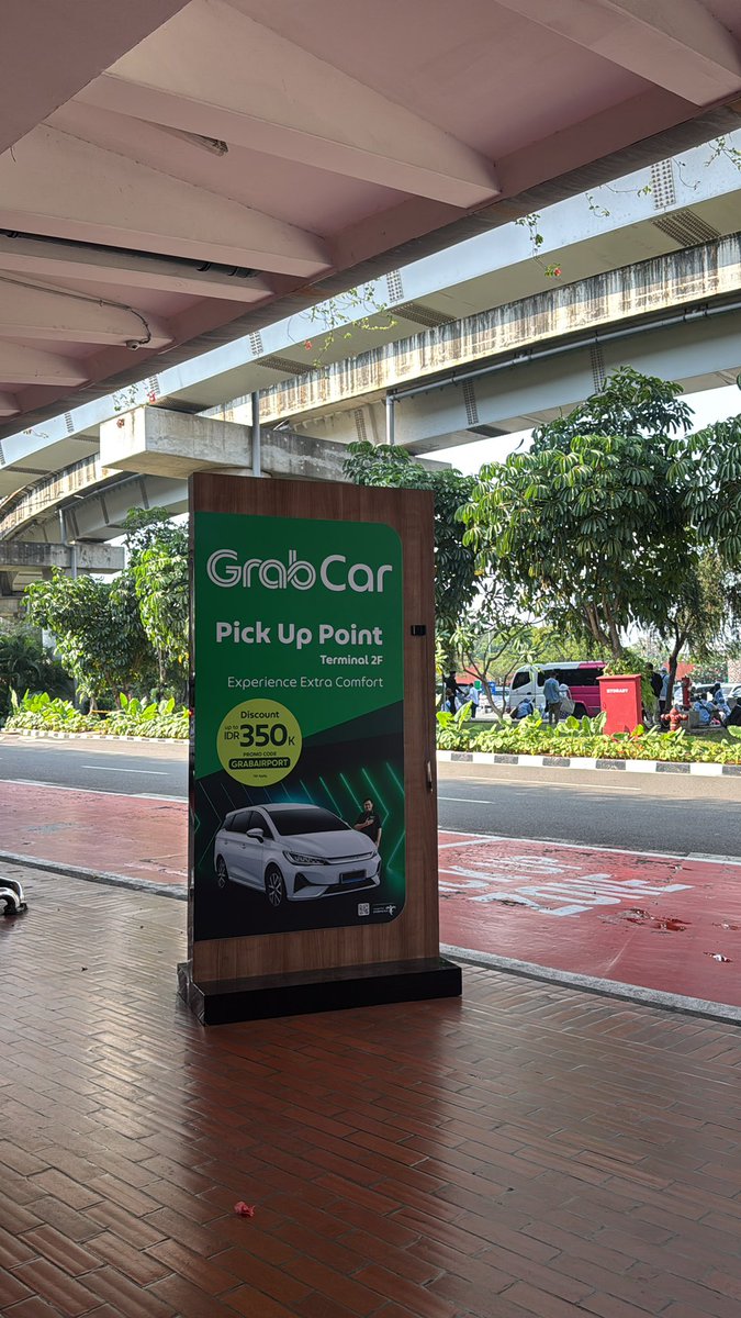First time taking a grab from Jakarta's airport and.. omg its so efficient? 😭 You just book and wait and every platform has designated staff to help you with the booking?? 10/10 ✨