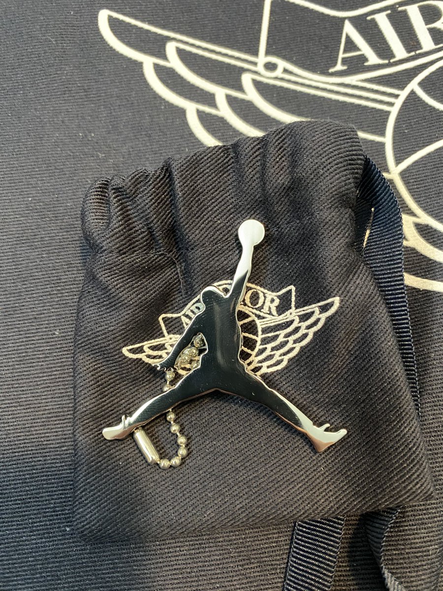 Have a good friend (not on socials) trying to sell a gem.
Looking for 7k but negotiable.
Size 9 Ds Dior AJ1 High. 

You know the drill if you’ve ever needed help moving high price pairs. Hit my DMs and let’s work.