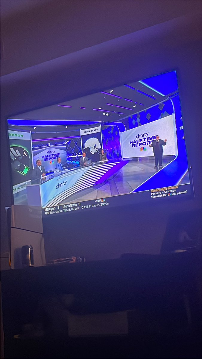 JFantaBurner's tweet image. Shoutout to dad @John_Fanta on his HUGE 60 second recap at Halftime. Couldn’t be prouder!!!!
#johnfanta #getmydadachair