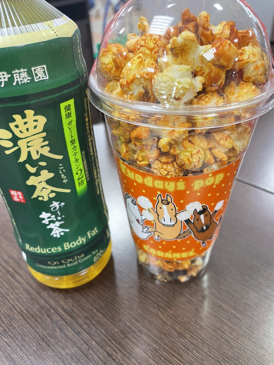 masatopgun's tweet image. 愛馬の新馬戦応援で中山競馬場に。朝ラーメンで福麺と思ったら長蛇の列で断念😭ポップコーン🍿でお腹を満たして刻を待ちます。おがわじゅりさんのデザインかわいい😍
G1は混んでるから本当は別日が良かっんだけどね😅
#アルカマル
#シルクレーシング