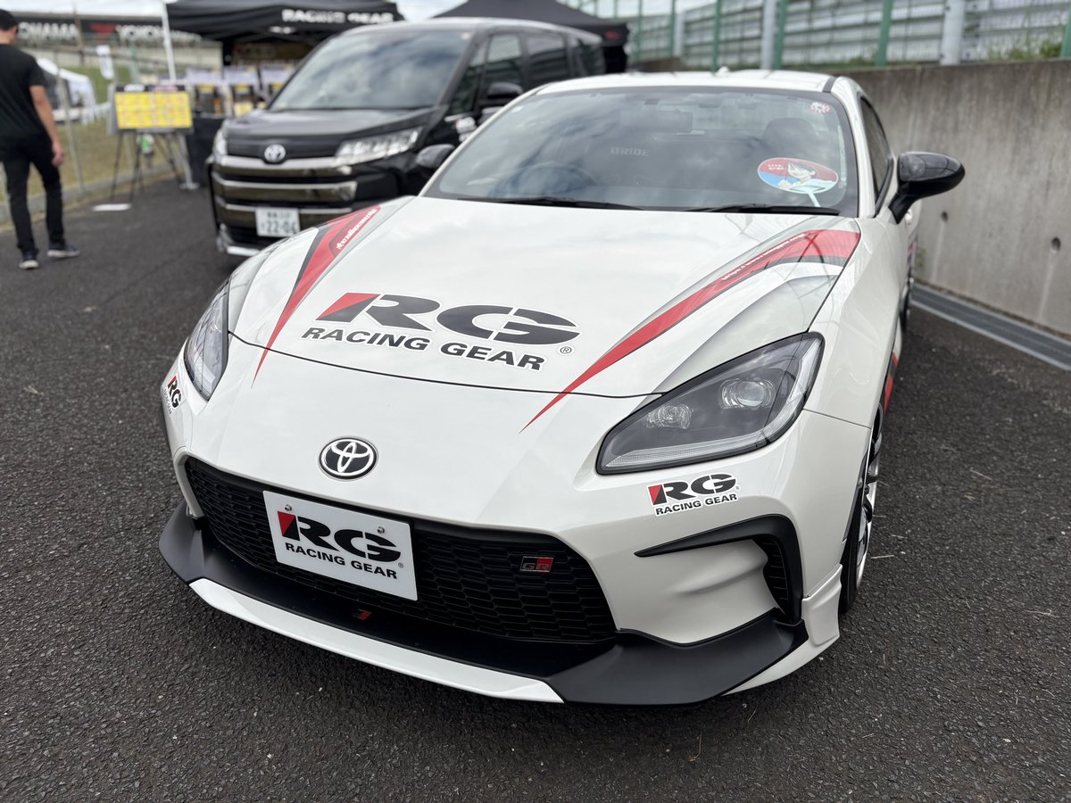 tokyoautosalon's tweet photo. 10時台に入り、たくさんのお客さんが来場。ビットの奥も手前も見逃すな! お得な情報や魅力的なマシンがまだまだ埋もれていそうです。
#ハイパーミーティング #ハイパーミーティング2025 #hypermeeting
#car #cars #jdm https://t.co/LVGpnIATks