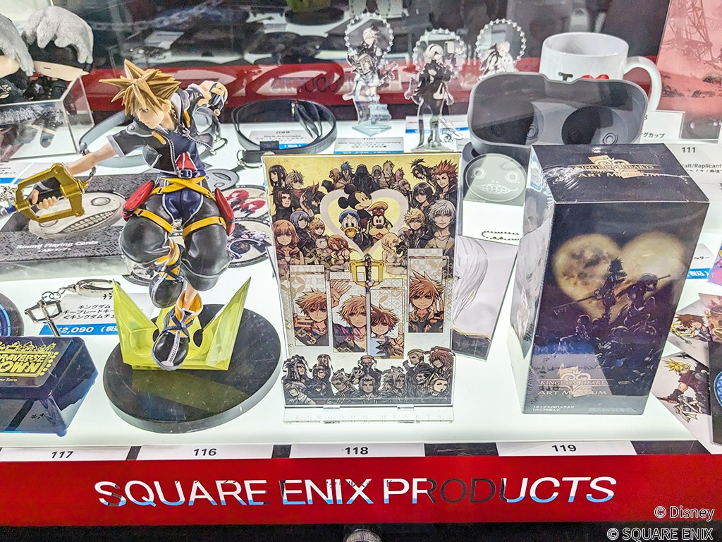 SQEX_eSTORE's tweet image. 🎮「#TGS2025」会場でサンプル展示中🕹️
「#キングダムハーツ」から「ソラ」のフィギュアや20周年を記念して描かれたイラストのアクリルスタンド、「#ニーア」から「2B」のぬいぐるみや合皮製スマートフォンショルダーストラップなど、多数のアイテムを販売中。#KH #NieR
sqex.to/5E3k8