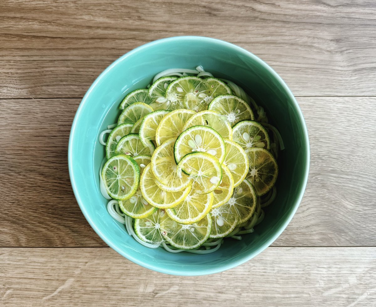 すだちが黄色くなって来たら今年最後のすだちうどんかなぁ…