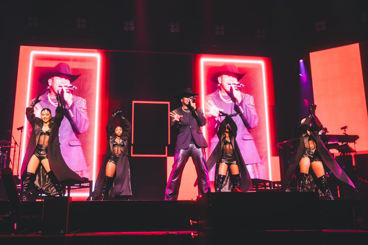 CMP_official's tweet photo. 【NE-YO 神戸公演のライブ写真が公開！】
 
昨夜開催されたニーヨ神戸単独公演のライブ写真が公開！
デビュー20周年、ファンへの感謝と愛を伝えながらダンサー&バンドと圧巻のパフォーマンスを披露！
関西圏での10年ぶりとなるライブ公演に超満員のオーディエンスも大盛り上がりとなりました。
オーディエンスをステージにあげて一緒に踊ったり、サプライズゲストavantgardeyとの共演も！
 
今夜は東京・有明アリーナで開催されるBlue Note JAZZ FESTIVL in JAPANに出演！
ヒット曲満載のステージをお見逃しなく！
 
Blue Note JAZZ FESTIVL in JAPAN公演情報はこちら
https://t.co/7FhweUwLLz
 
PHOTO : マッサン @msmrk_0516