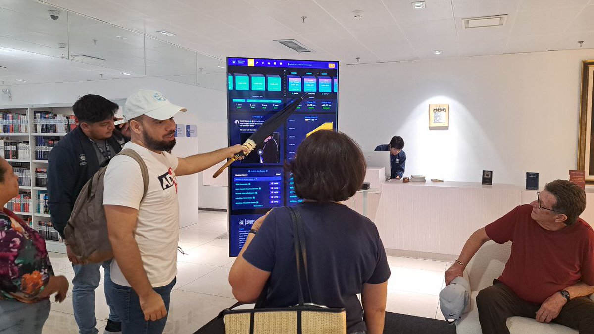 Forte11Cuba's tweet image. Dichos espacios no pasan desapercibidos para el público que desconoce este cambio de paradigma

Poco a poco, que la píldora naranja llegue a todos

En las fotos algunos curiosos de la mempool. No perdí la oportunidad de explicarla y de regalar algunos sats

Sats para todos 🥳👇