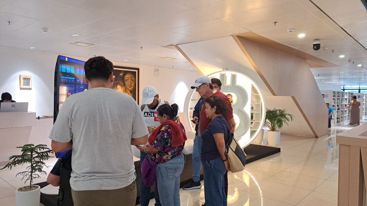 Forte11Cuba's tweet image. Dichos espacios no pasan desapercibidos para el público que desconoce este cambio de paradigma

Poco a poco, que la píldora naranja llegue a todos

En las fotos algunos curiosos de la mempool. No perdí la oportunidad de explicarla y de regalar algunos sats

Sats para todos 🥳👇