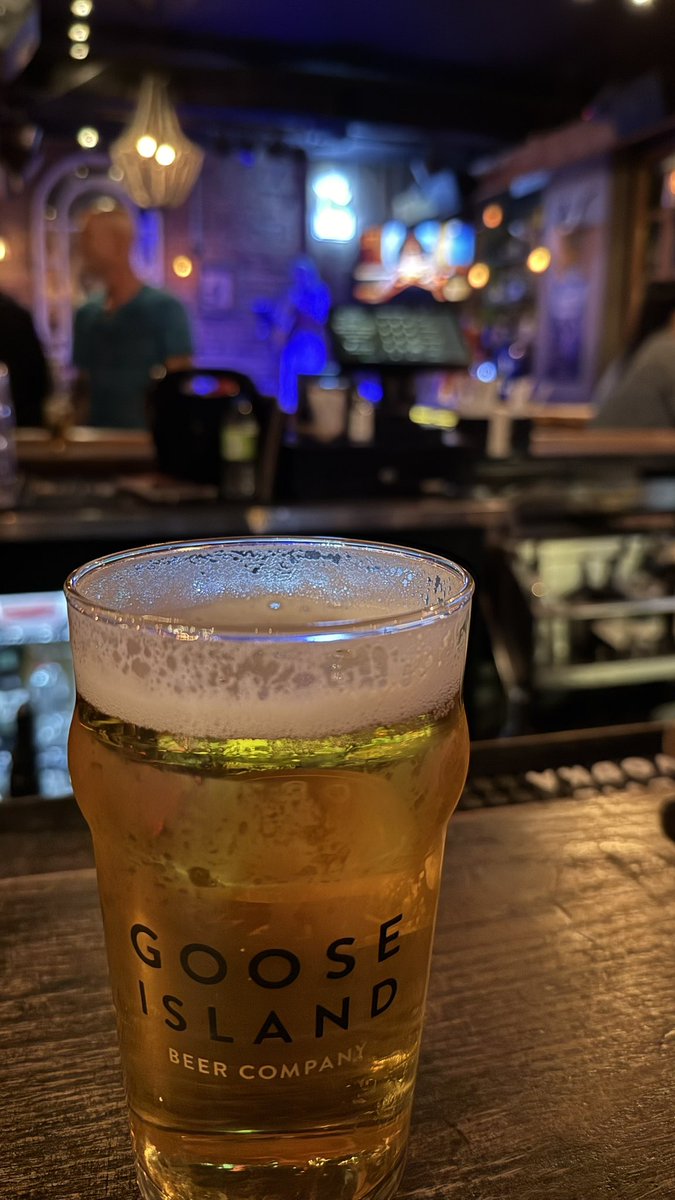 Présentement dans un bar hétéro qui diffuse du hockey, il y a une chanteuse en live, à boire une bière au bar comme un bonhomme, au milieu du Québec. 
Vraiment ce voyage repousse toutes mes limites (et je suis tellement content de le faire) !!