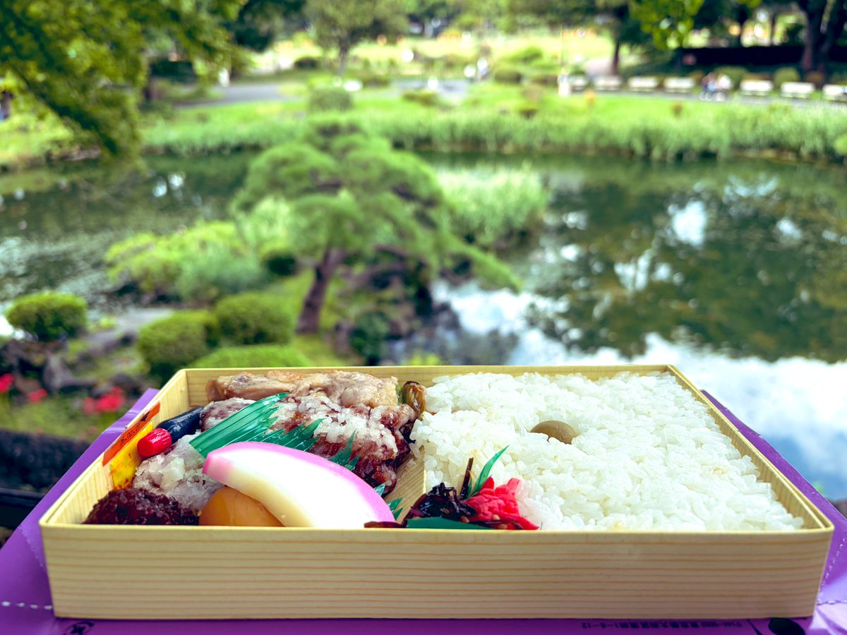 朝食は鳥久の特製弁当＠日比谷公園