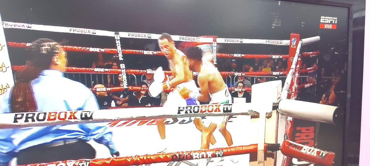 Disfrutando por <a href="/disneyplusla/">Disney+ Latinoamérica</a> de #Box #ESPNknockout con los comentarios de <a href="/julianisjulius/">JuliusJulianis</a> <a href="/mariale_esp/">FLACA</a> y narración de mi paisano <a href="/RenatoBermudez/">Renato Bermudez/ESPN</a> 
#LopezVsHenderson