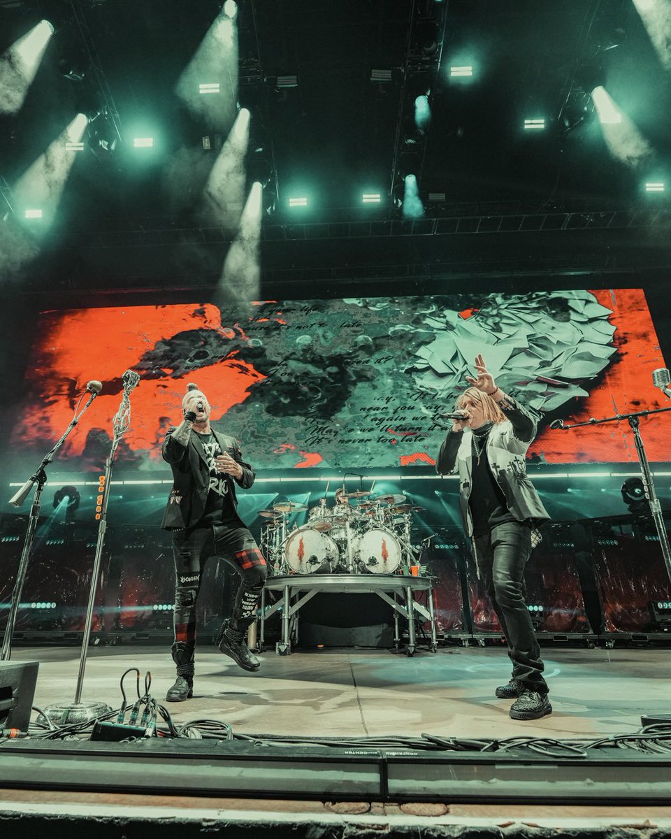 threedaysgrace's tweet image. Englewood knows how to rock!! 🤘🤘

📷 @SPMediaAZ 

#ThreeDaysGrace #BreakingBenjamin #ReturnToDust #Englewood #Colorado #USA