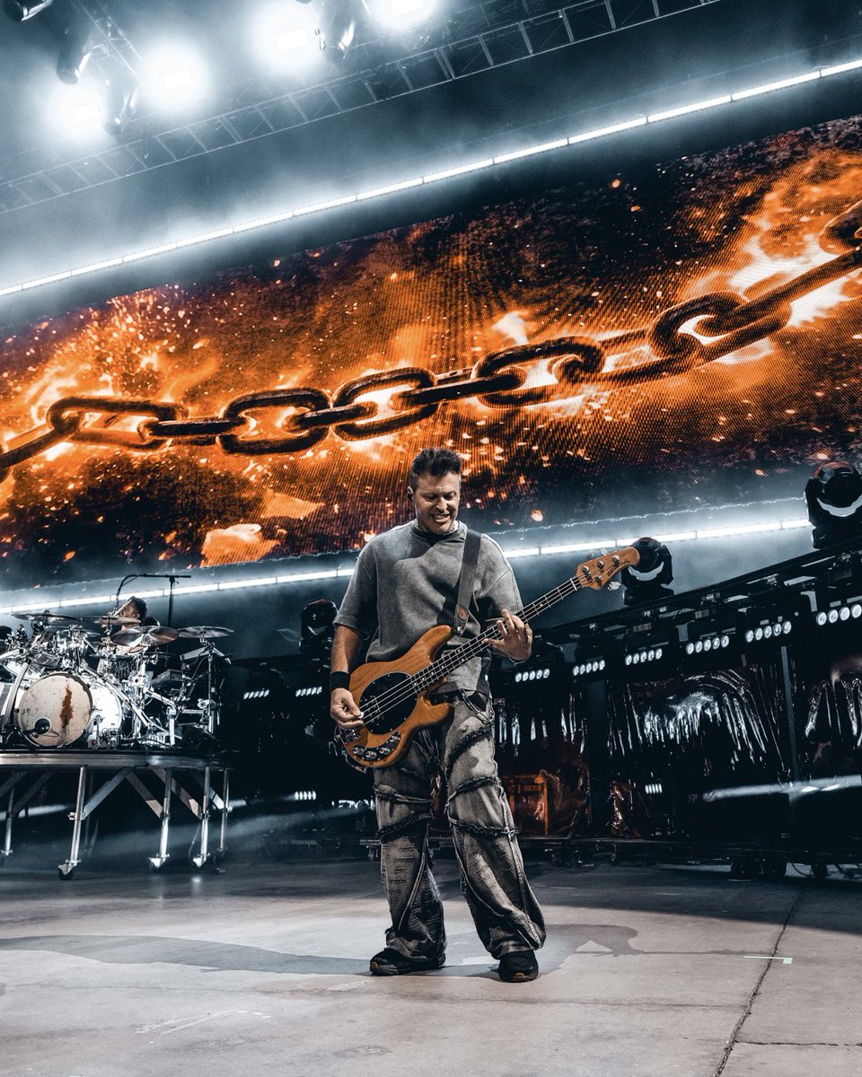 threedaysgrace's tweet image. Englewood knows how to rock!! 🤘🤘

📷 @SPMediaAZ 

#ThreeDaysGrace #BreakingBenjamin #ReturnToDust #Englewood #Colorado #USA