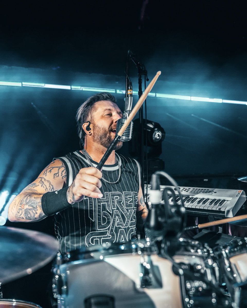 threedaysgrace's tweet image. Englewood knows how to rock!! 🤘🤘

📷 @SPMediaAZ 

#ThreeDaysGrace #BreakingBenjamin #ReturnToDust #Englewood #Colorado #USA