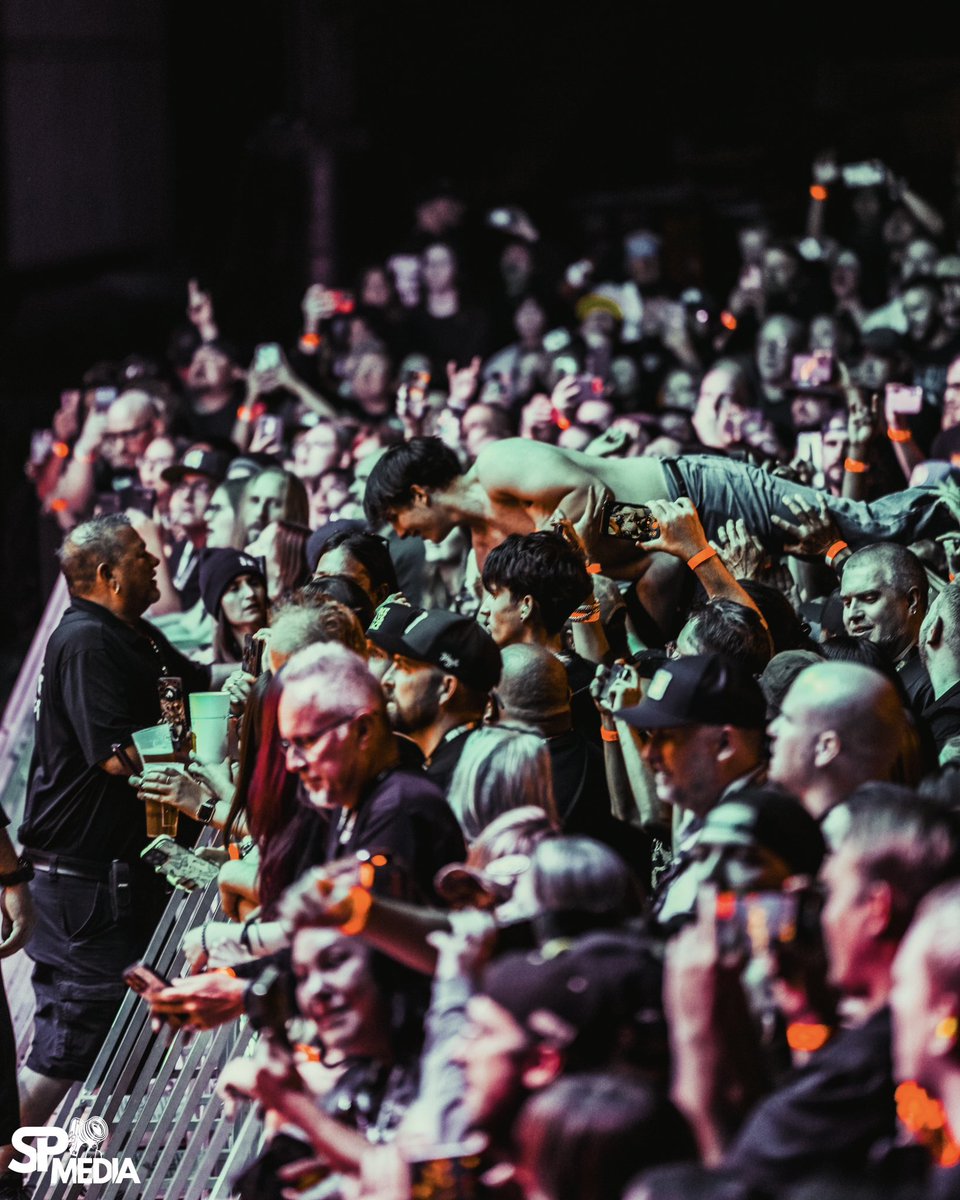 threedaysgrace's tweet image. Englewood knows how to rock!! 🤘🤘

📷 @SPMediaAZ 

#ThreeDaysGrace #BreakingBenjamin #ReturnToDust #Englewood #Colorado #USA
