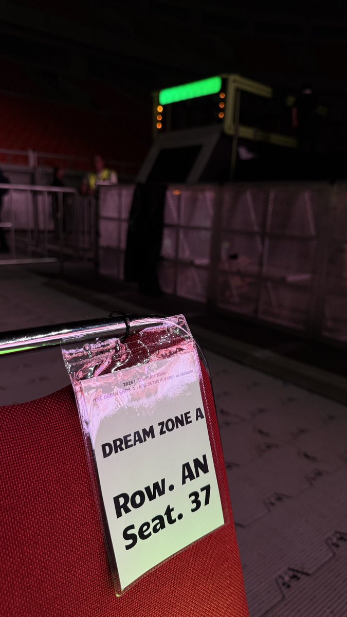 lovesonriyu's tweet photo. siapa pun yang dapet dream a row an sn 37 ini pov from day 1 ☺️

#TDS4inJAKARTA
#THEDREAMSHOW4_JAKARTA https://t.co/pCPHfJe6jN