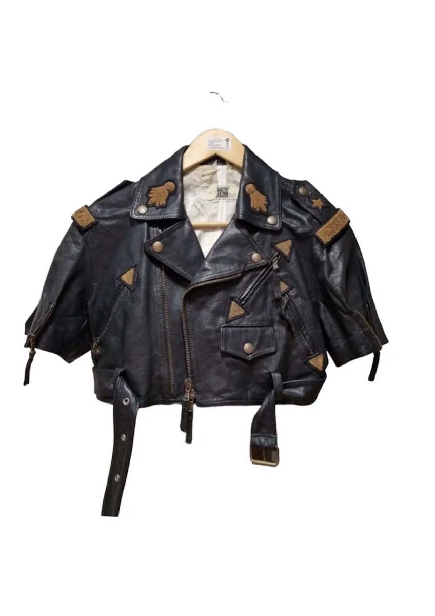 rihanna performing at the 2008 vma’s in jean paul gaultier