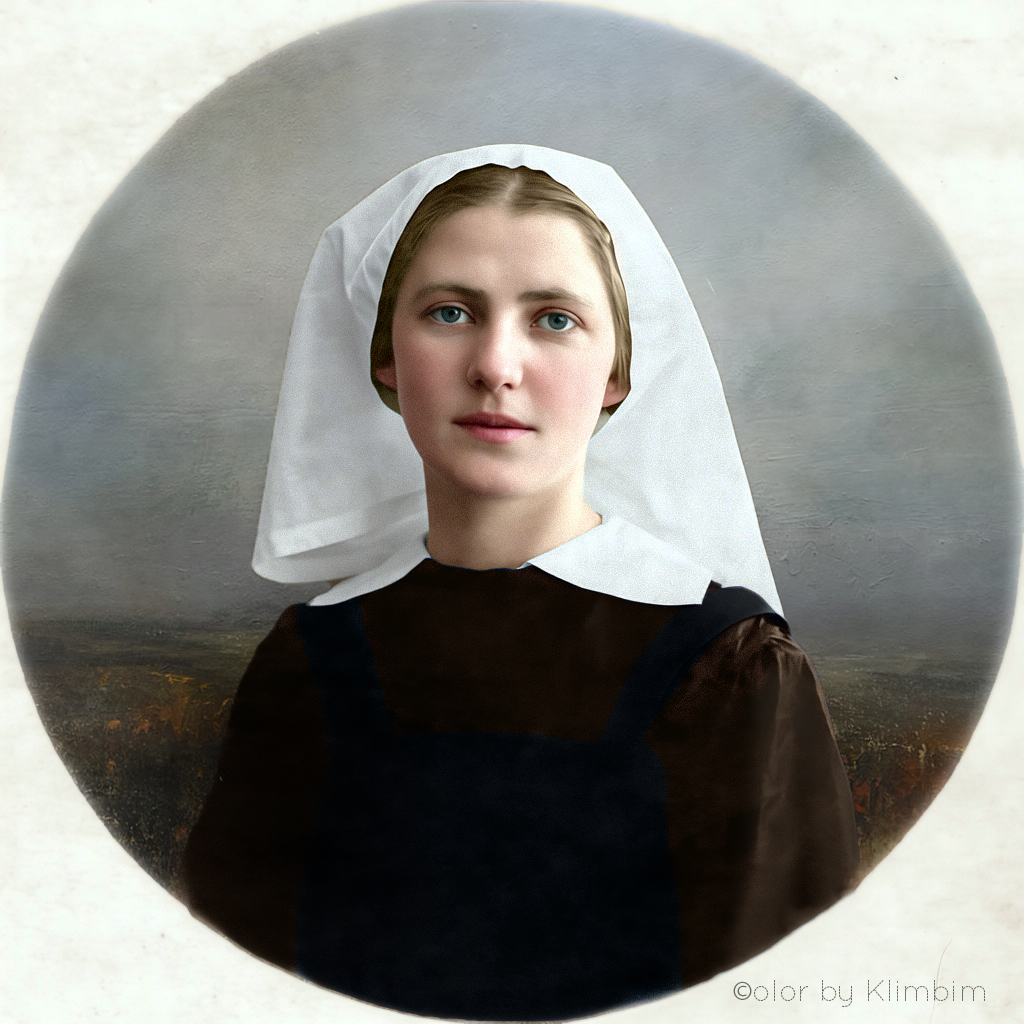 Bugrinova Sofia Vasilievna, nurse of the Kineshma temporary hospital train No. 179. Moscow, spring 1915

Бугринова Софья Васильевна, сестра милосердия Кинешемского временного санитарного поезда № 179. Москва, весна 1915 г