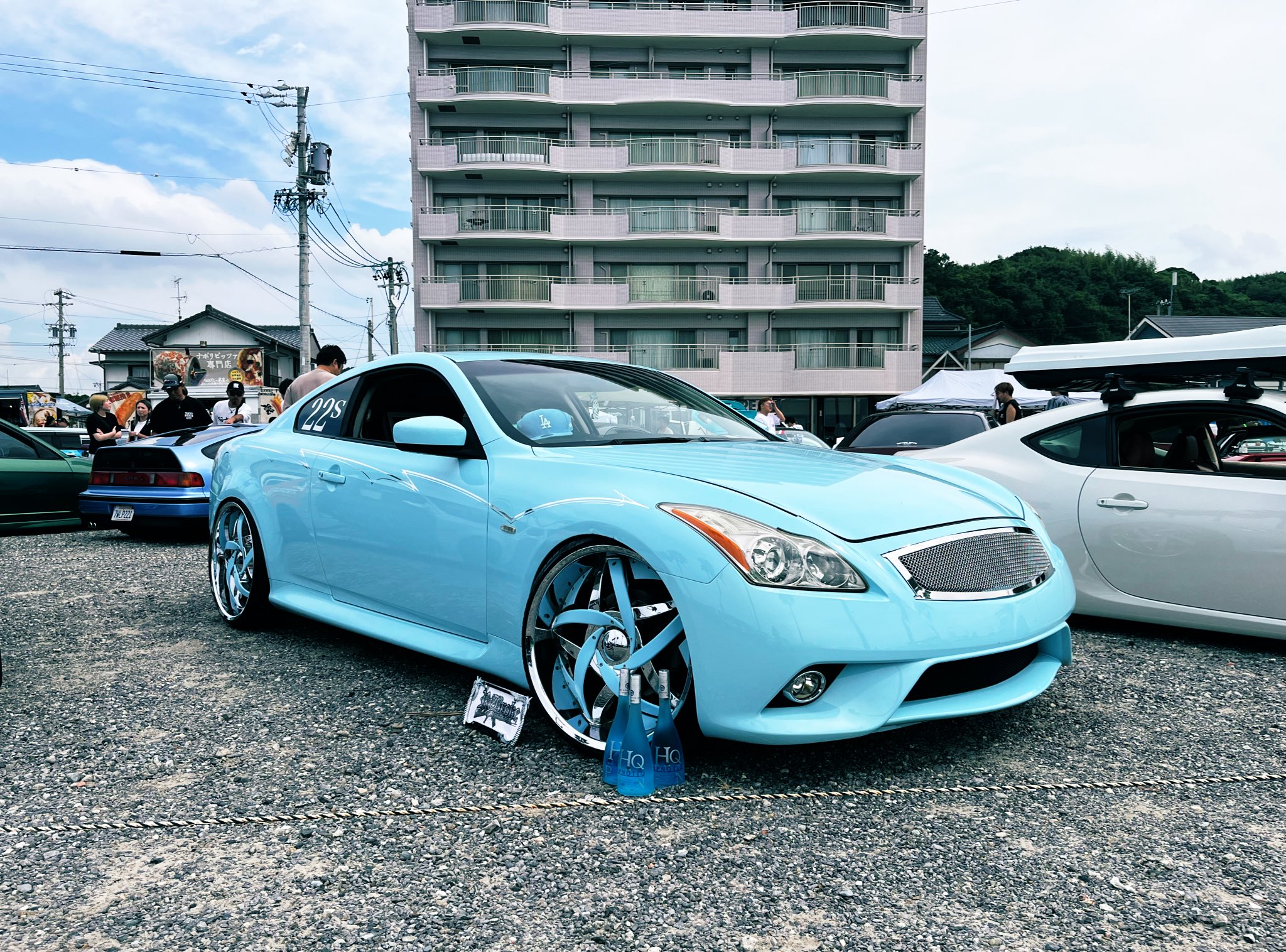 今日もダボ 渋谷ハチ公がスニーカーに！atmos×アディダスコラボの