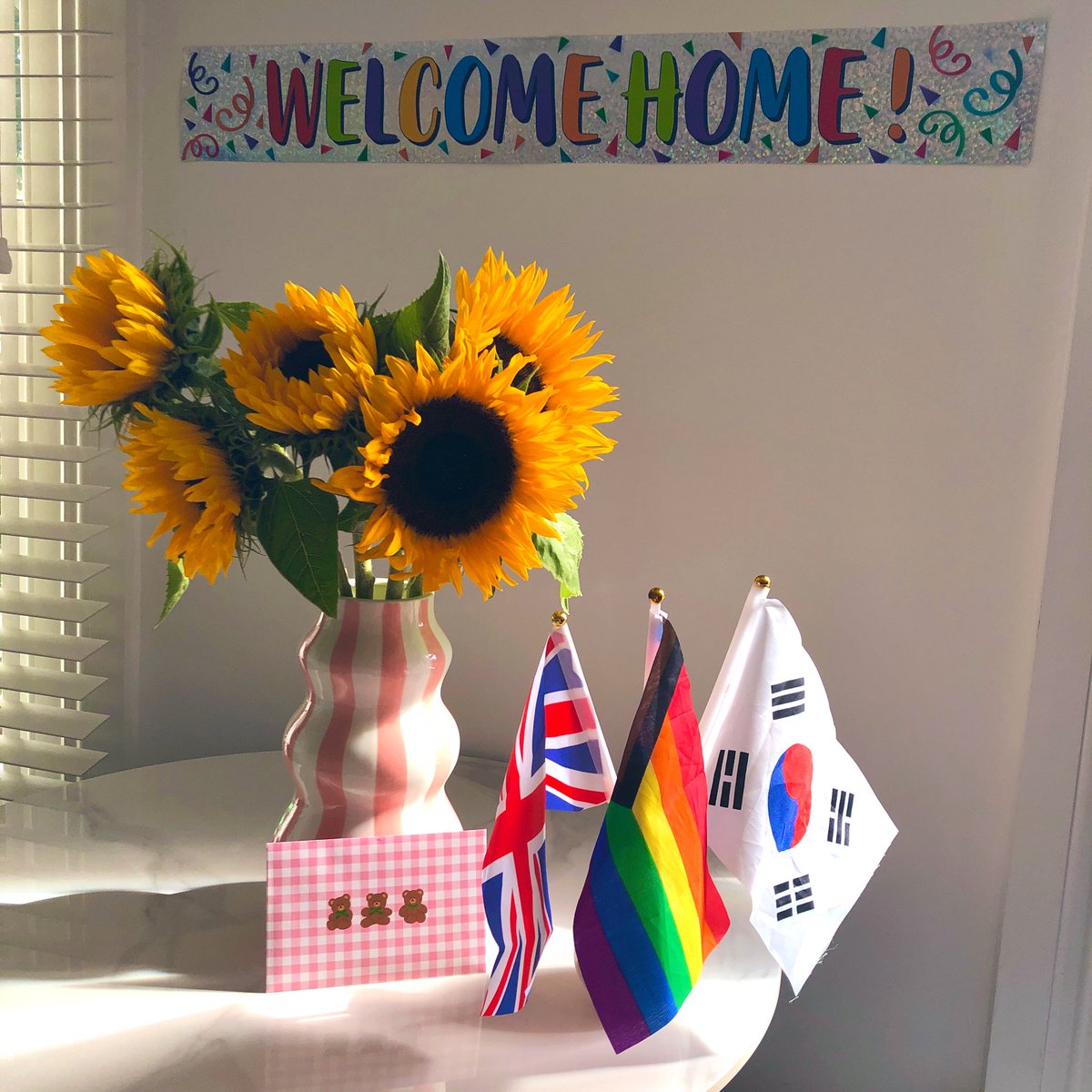 드디어어어!! 장거리 끝!! 👩🏻‍❤️‍💋‍👩🏽

약 2년 반의 롱디 끝에 드디어 장거리가 끝났어요! 이제부터 우리 이야기의 또 다른 시작이에요🏡

많이 고생했어, 내 사랑. 나와 함께해주러 와줘서 진심으로 고마워. 항상 사랑해요 ❤️ xxx