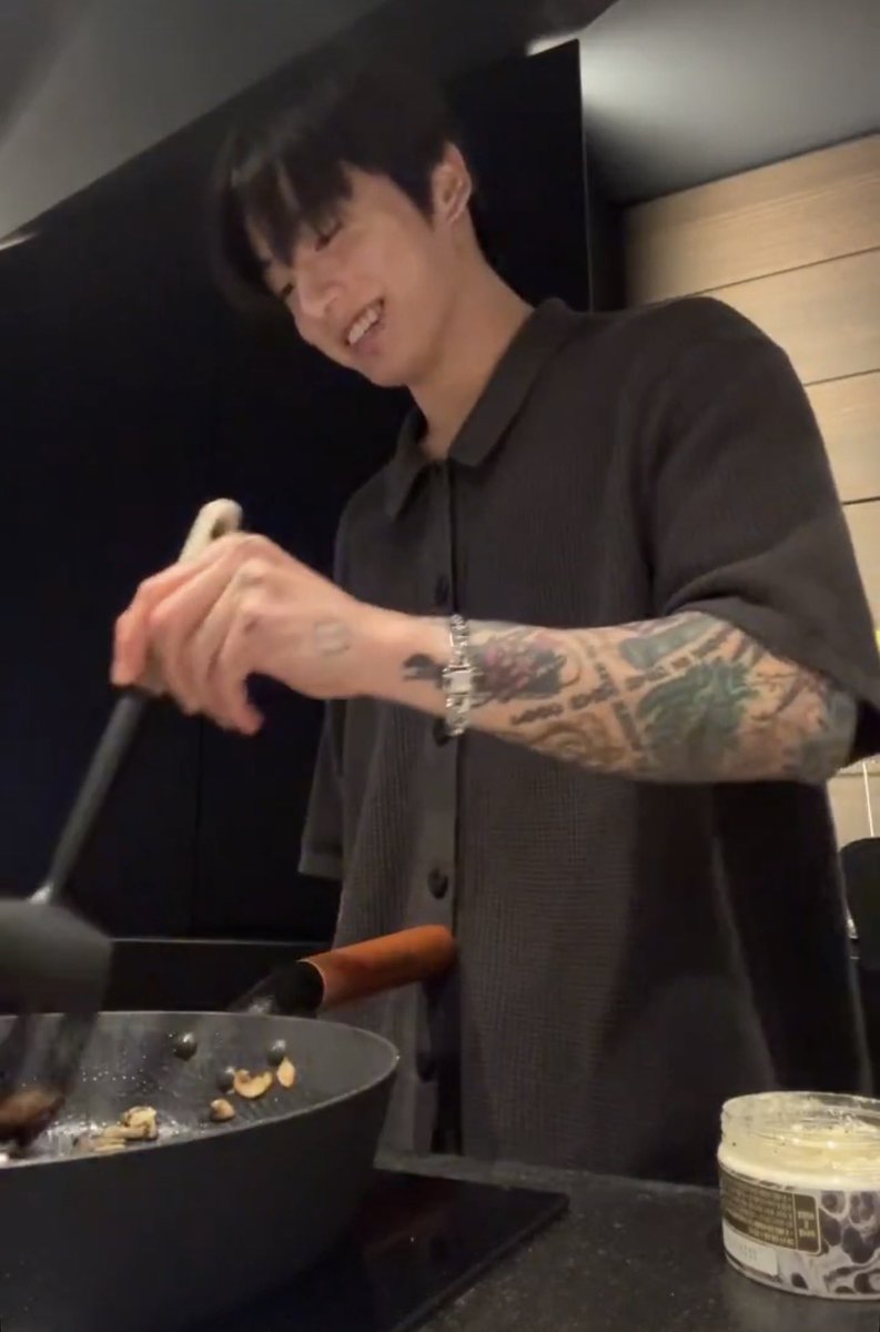 Jungkook Weverse Live!

weverse.io/bts/live/4-210…