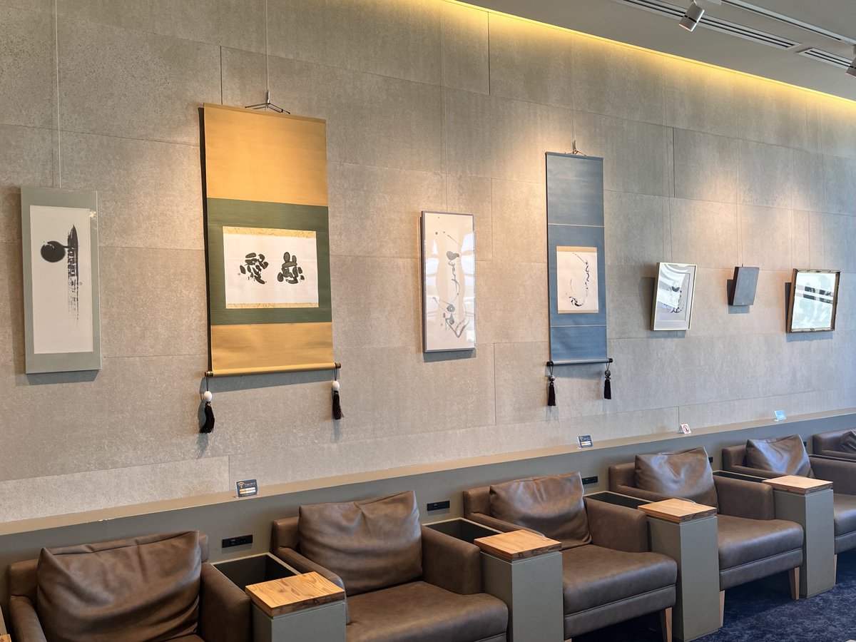 Emelia_Kim's tweet photo. 秋田空港のラウンジに展示があるとホームページに書いてあったのでお邪魔させていただきました
表現力が足りなくて言葉に言えないけど、、、
好きです☺️笑笑 https://t.co/iey4uew9pl