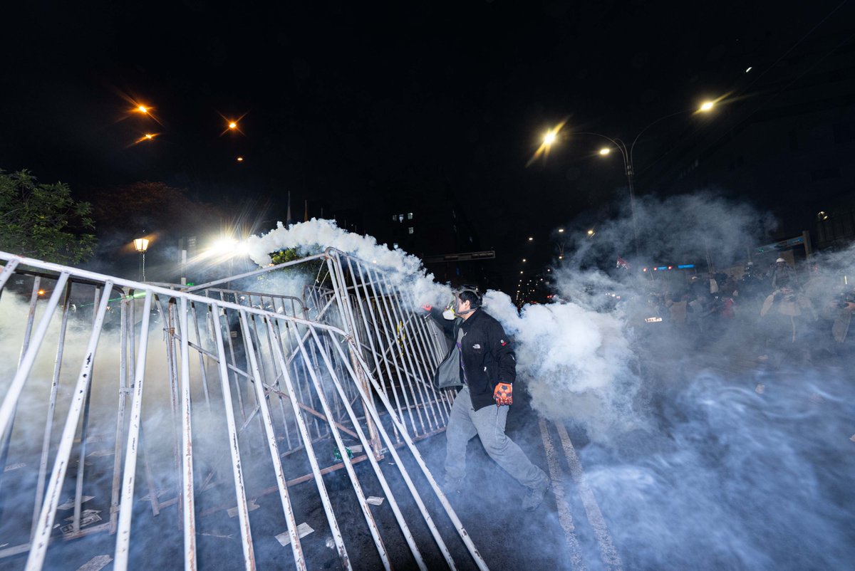 WaykaPeru's tweet photo. #27S Ciudadanos intentaron ingresar al Congreso retirando las rejas colocadas por la Policía frente al Palacio Legislativo. Con bombas lacrimógenas y agresiones directa, la Policía reprime la marcha contra el Congreso y el Ejecutivo en la avenida Abancay por la ola de extorsiones, la ley pro AFP, las leyes de impunidad y la corrupción. Se registran varios heridos y detenidos.

Fotos: Juan Mandamiento