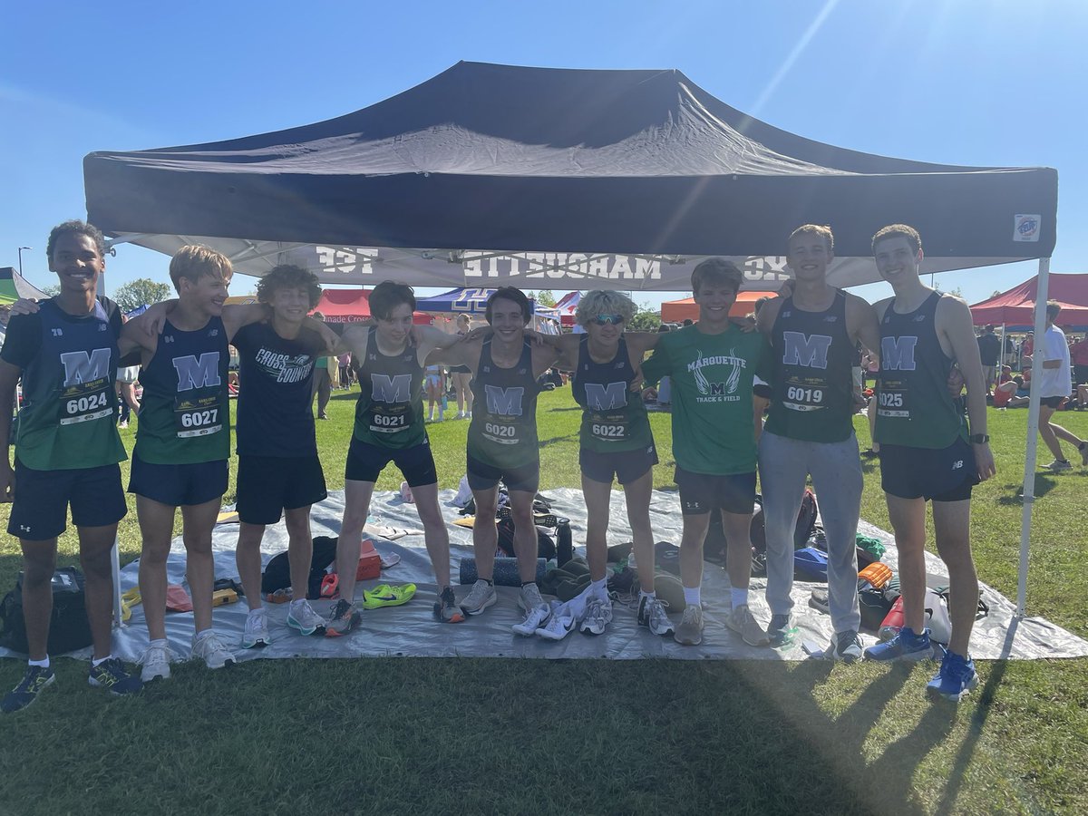 MarquetteXC's tweet photo. Lots of smiles, PRs, medals Hoefferle, Lorber), &amp; alums. Varsity Boys take 3rd, Varsity girls 5th in the Gans Creek Blue Division in Columbia, MO. https://t.co/v18rQzj0df