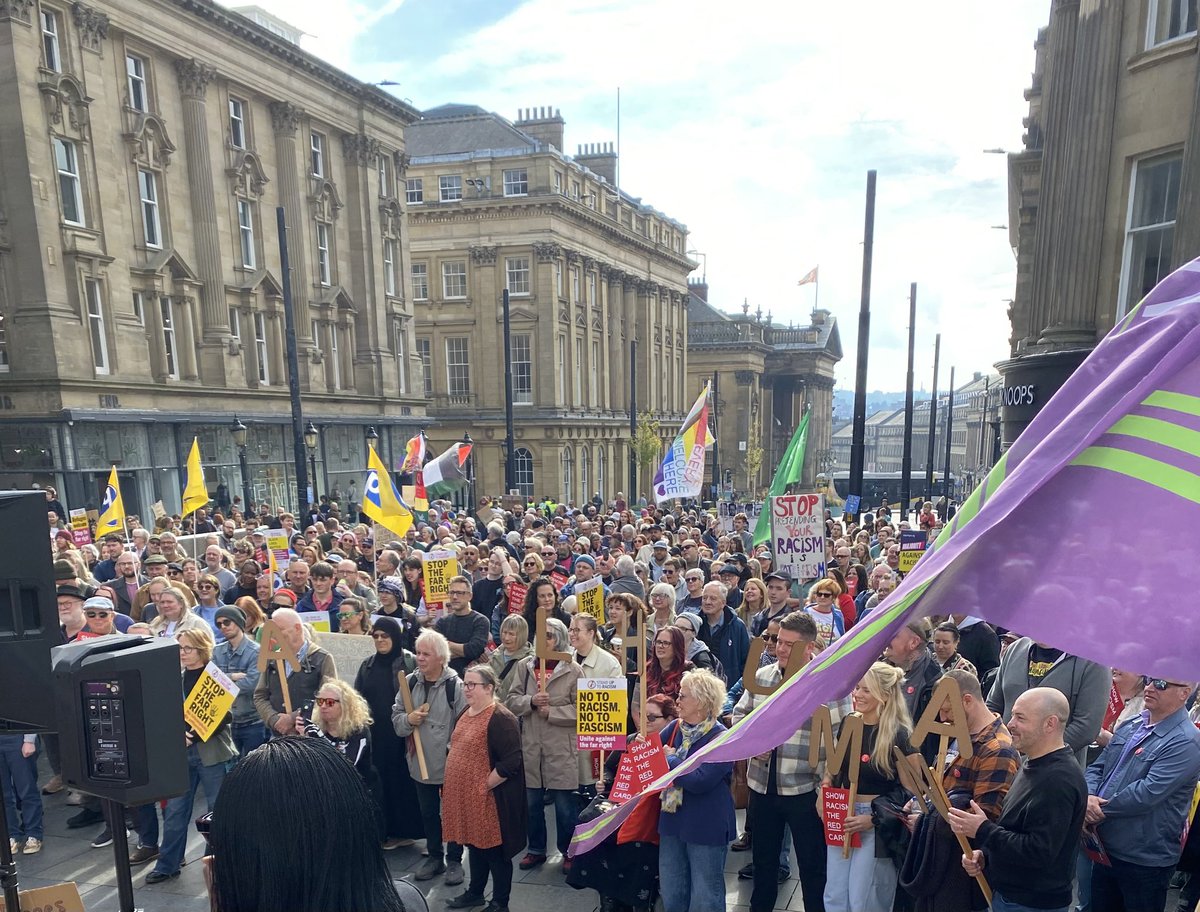 olixvx's tweet photo. @jellybabyyy @liamtuffs1 I can see that if it was before 12 or after about 3ish. Between those times there were certainly more than 10 people at Monument as well as the people at the Side and by the Laing Art Gallery. https://t.co/O6BbyskkcV