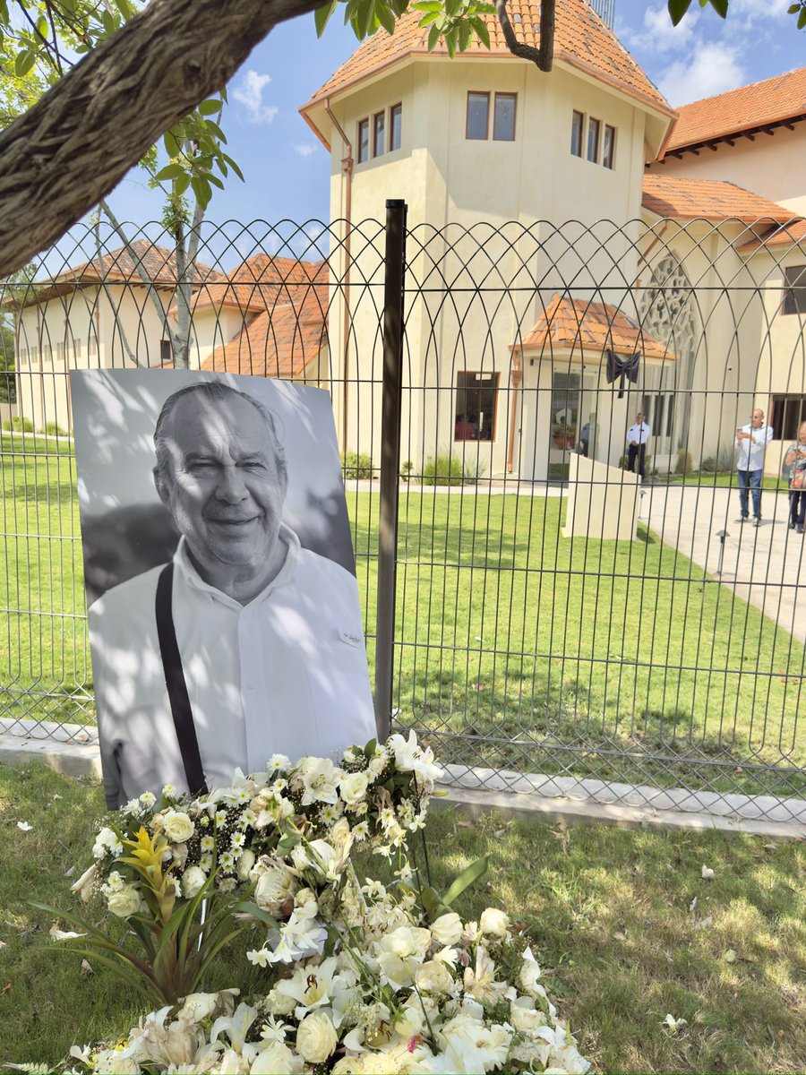 Rest In Paradise <a href="/MauricioFdzGa/">Mauricio Fernández</a>