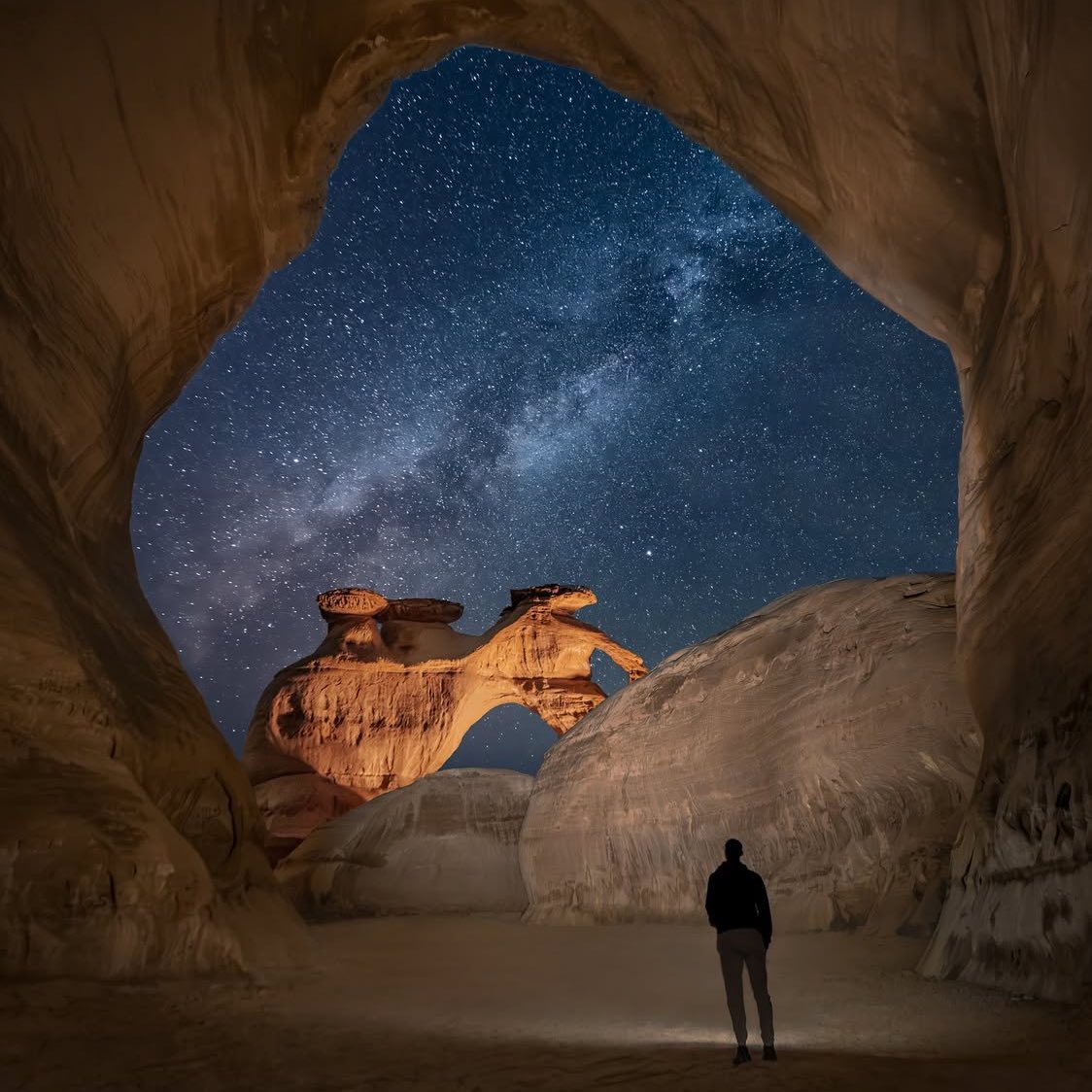 صورة ليلية خلابة من جبل محجة في حائل ⛰️🇸🇦