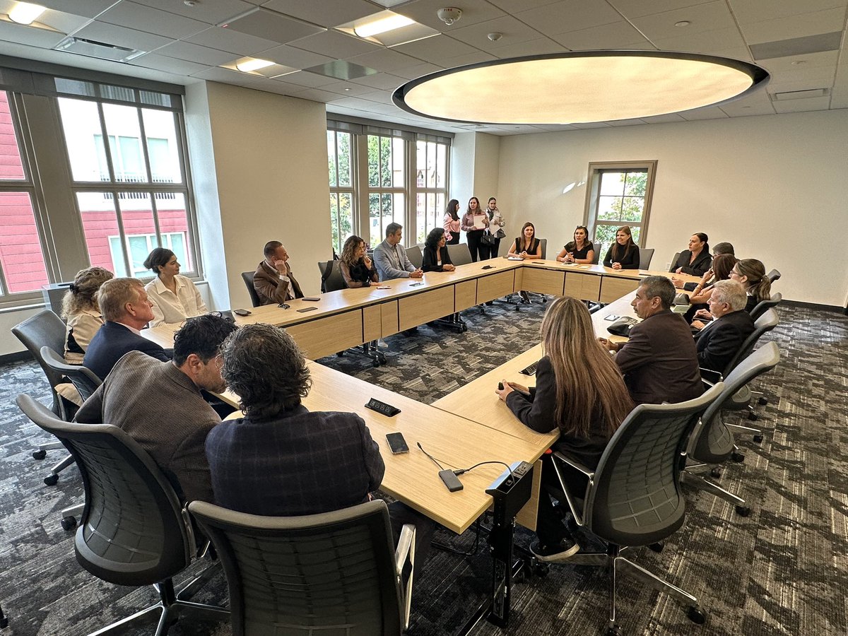 Hoy tuvimos una reunión muy productiva en la sede University of Guadalajara USA con la Asociación de Egresadas y Egresados de la UdG en Los Ángeles 🇺🇸 .

Fue un espacio para compartir ideas, fortalecer nuestra comunidad y seguir construyendo lazos que nos unen más allá de las