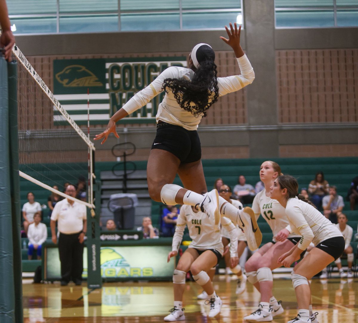 kaceyyraee's tweet image. Much love to our @ColeCougarFBall &amp;amp; @RGC_VB  💚💛🐾  Keep the fighting spirit!